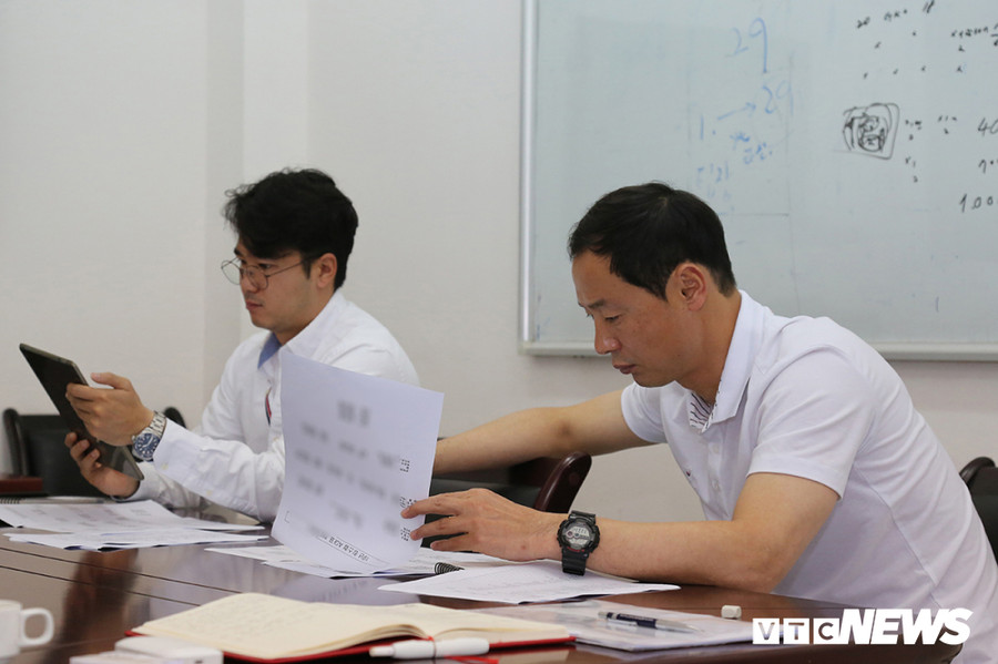 HLV Kim Han-yoon xem xét tài liệu về kế hoạch của U22 Việt Nam.