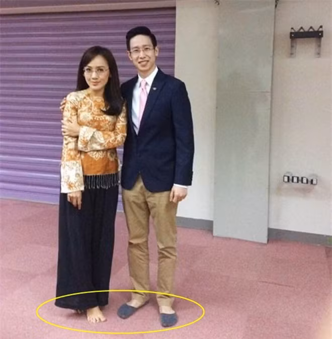 Hậu trường các MC nổi tiếng dẫn trên VTV: Đi chân trần, mặc cả nội y để ghi hình - Ảnh 7.