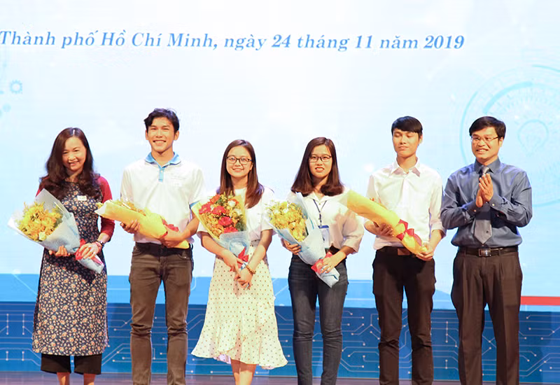 : BTC trao những bó hoa tươi thắm cho sinh viên tham gia Euréka : BTC trao những bó hoa tươi thắm cho sinh viên tham gia Euréka