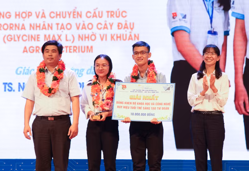 BTC trao cúp lưu niệm và giải thưởng cho những đề tài xuất sắc đạt giải nhất