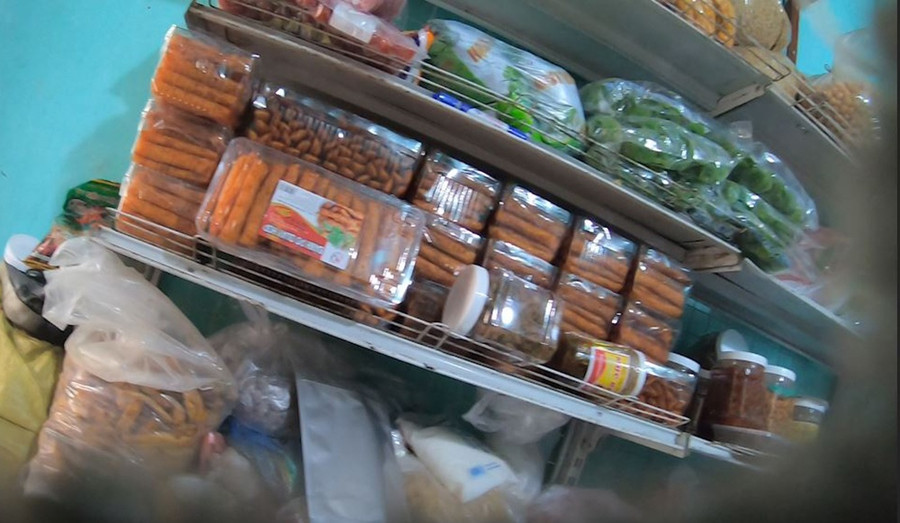Bên trong kho hàng mứt, quả ô mai đóng hộp xách tay từ Trung Quốc trên địa bàn phường Tây Mỗ, quận Nam Từ Liêm
