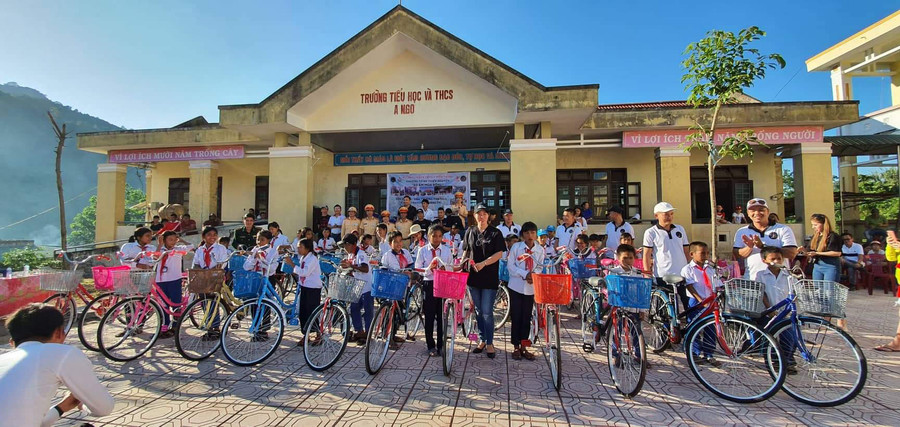 Các em học sinh vui mừng khi được tặng xe đạp Các em học sinh vui mừng khi được tặng xe đạp