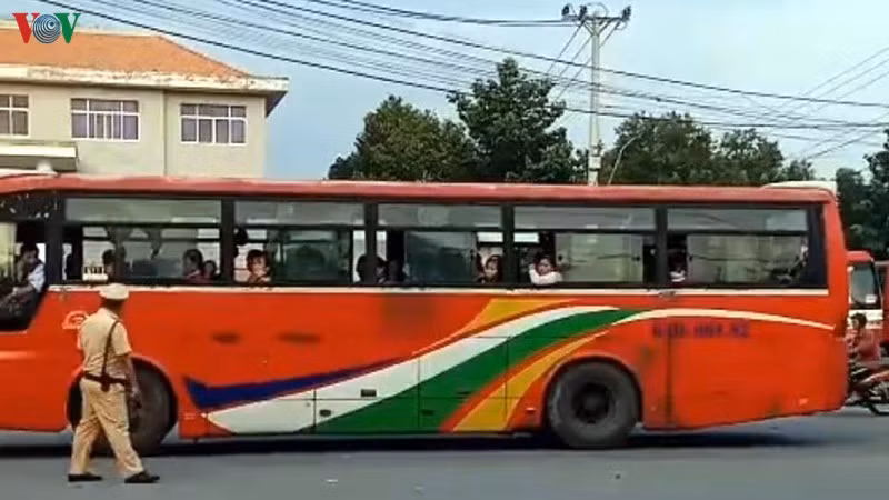 Tài xế trên phương tiện này buông lời thô tục, mắng chửi, hăm dọa cảnh sát giao thông.