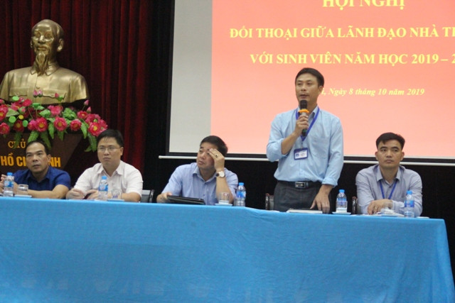 Lãnh đạo nhà trường đối thoại với sinh viên.