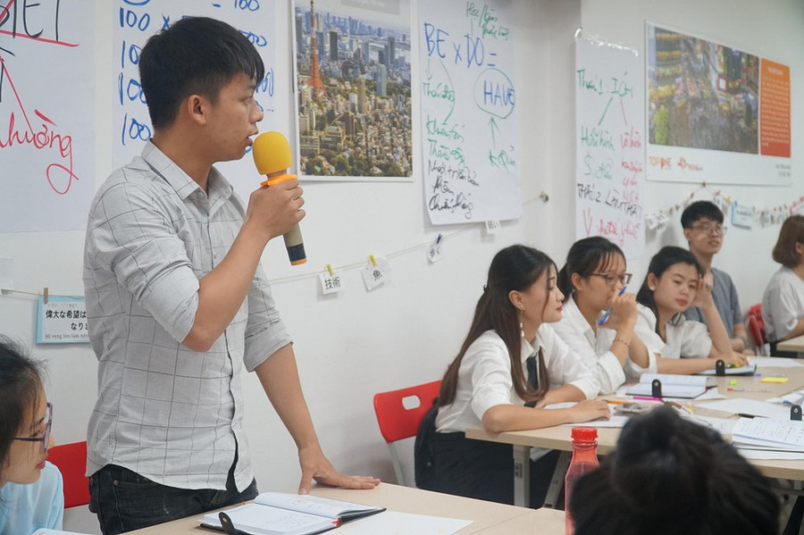 Phát biểu sôi nổi trước câu hỏi từ huấn luyện viên. Phát biểu sôi nổi trước câu hỏi từ huấn luyện viên.