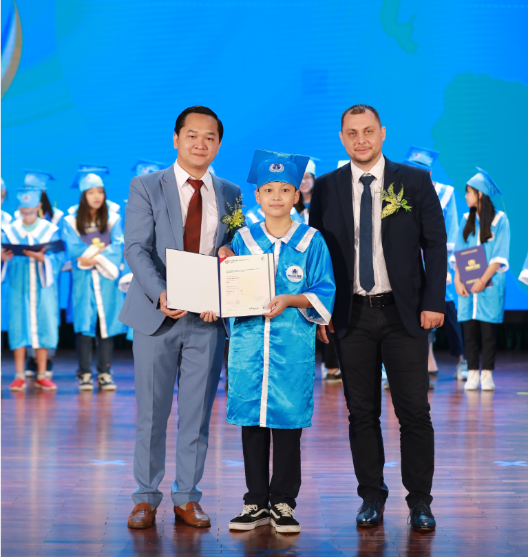 Ông Nguyễn Văn Thưởng - Phó Chủ tịch HĐQT Hệ thống Anh ngữ Ocean Edu (trái) trao tặng chứng chỉ danh giá cho học viên xuất sắc.