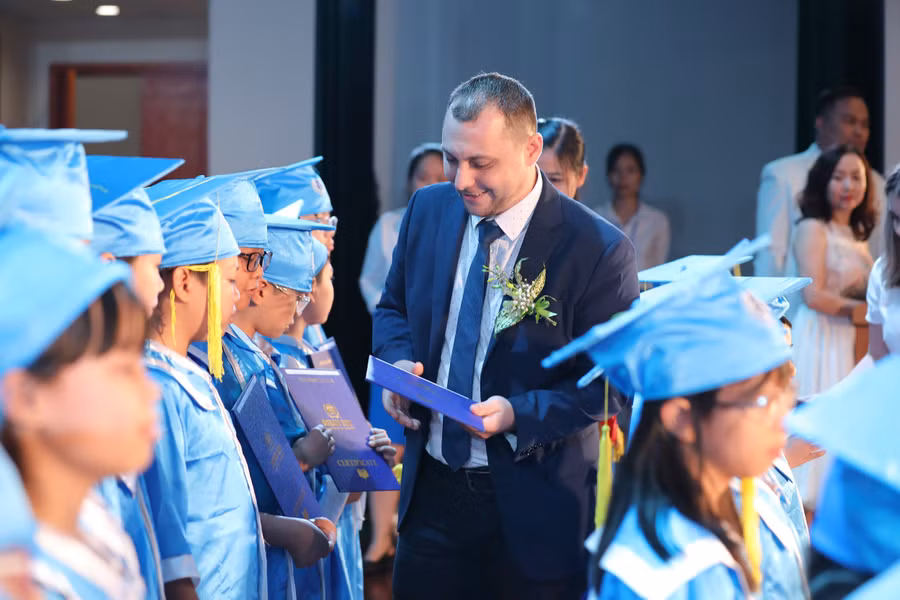 Ocean Edu khẳng định chất lượng đào tạo của mình khi liên tục có nhiều học viên thi và đạt chứng chỉ quốc tế như chứng chỉ Cambridge, IELTS, TOEIC,... Ocean Edu khẳng định chất lượng đào tạo của mình khi liên tục có nhiều học viên thi và đạt chứng chỉ quốc tế như chứng chỉ Cambridge, IELTS, TOEIC,...