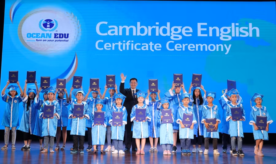 Lễ trao chứng chỉ thu hút đông đảo sự tham gia của gần 2000 học viên và sự cổ vũ đông đảo của các bậc phụ huynh.