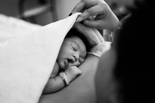 Đứa con có làn da khác biệt khiến vị thiếu gia nhận ra ngay điểm bất thường (Ảnh minh họa).
