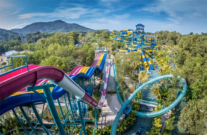Đường ống trượt nước dài 1.140m ở công viên giải trí Escape Theme Park.