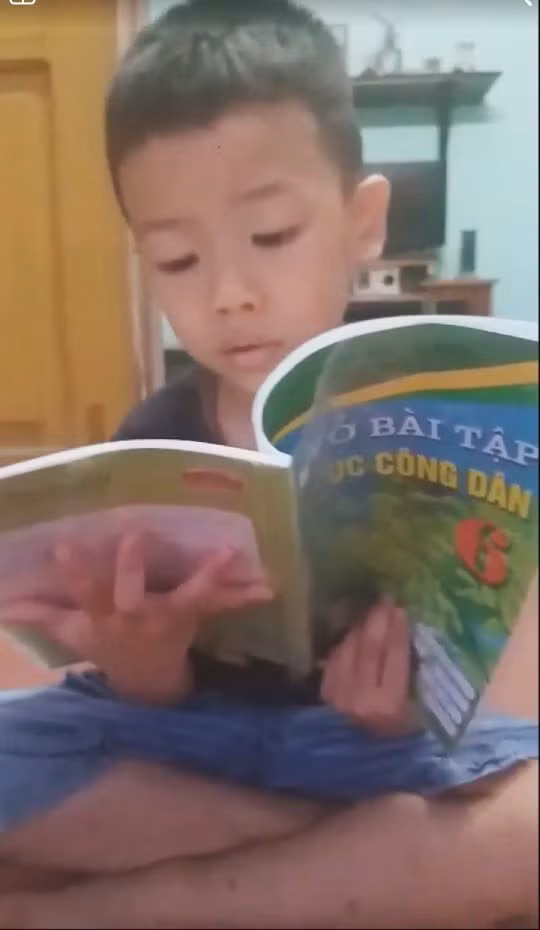 Kỳ lạ cậu bé chưa học chữ đã biết đọc vanh vách sách, truyện ở Hải Phòng - Ảnh 3.