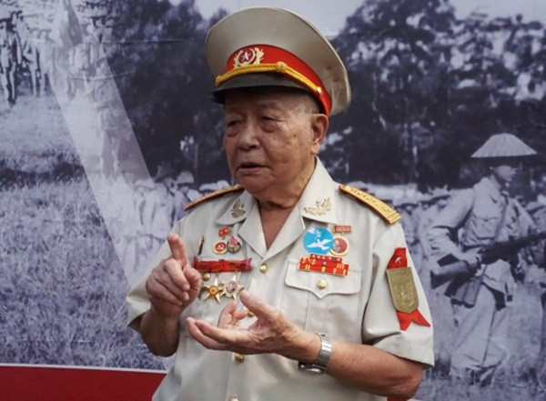 Đại tá Vũ Kiểm - người chiến sĩ được vinh dự đứng trong hàng ngũ của đại quân tham gia lễ chào cờ lịch sử trong ngày đầu tiên Hà Nội giải phóng. Ảnh: Thành Nam Đại tá Vũ Kiểm - người chiến sĩ được vinh dự đứng trong hàng ngũ của đại quân tham gia lễ chào cờ lịch sử trong ngày đầu tiên Hà Nội giải phóng. Ảnh: Thành Nam