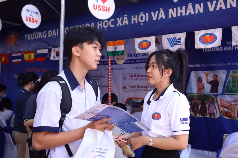 Thí sinh tìm hiểu thông tin ngành học vào trường ĐH KHXH&NV TPHCM. 