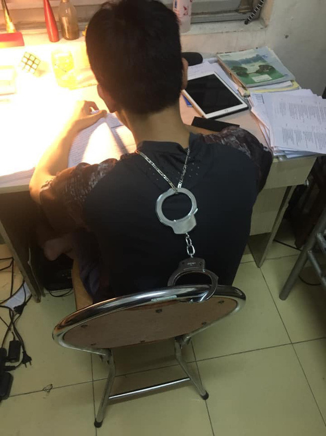 Sợ con không học bài mà trốn đi chơi, bố nghĩ ra cách “giam cầm” cực bá đạo, dân mạng vừa cười vừa sợ: Cẩn thận gãy cổ - Ảnh 2.