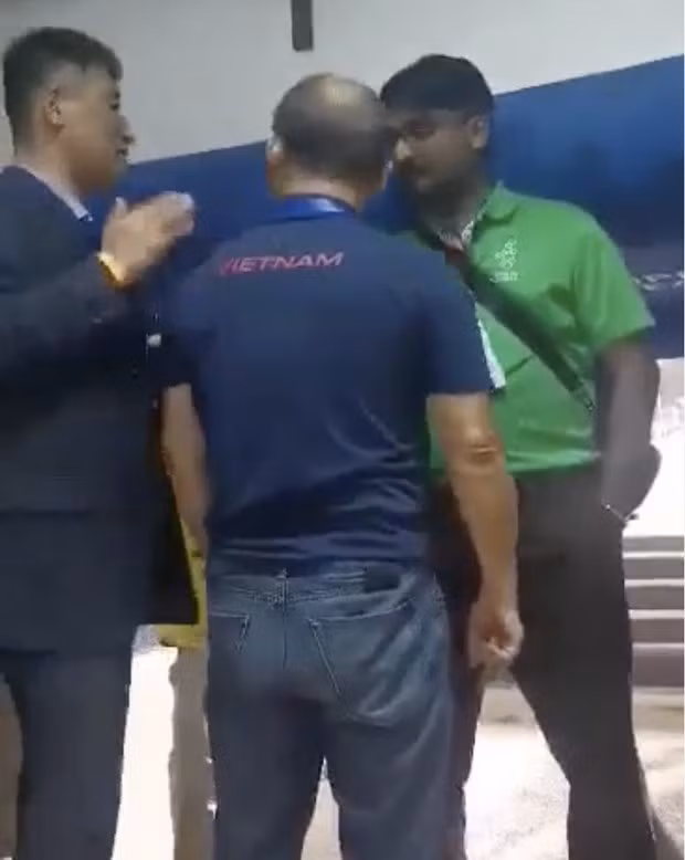 HLV Park cau gat voi nhan vien an ninh vi bi giu trong duong ham hinh anh 2