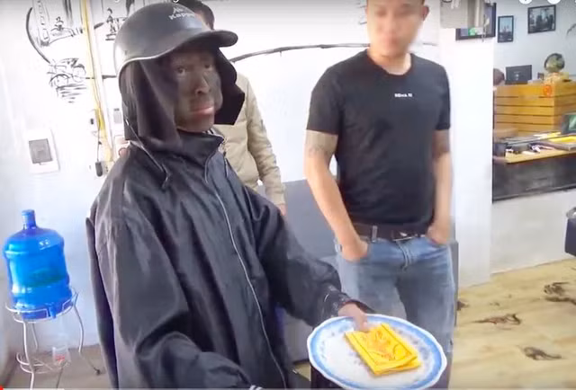 Video nhóm người giải mã gã ăn xin mặt đen chỉ là... dàn dựng - 2