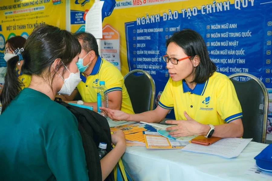 Thí sinh tìm hiểu thông tin ngành học vào Trường ĐH Mở TP.HCM