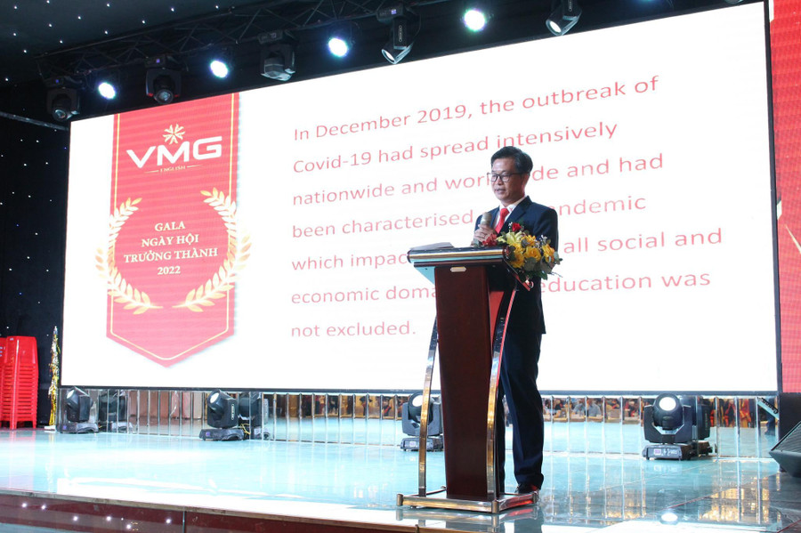 Ông Nguyễn Quốc Khánh - Chủ tịch, Tổng giám đốc VMG chia sẻ và phát biểu trước phụ huynh và học sinh.