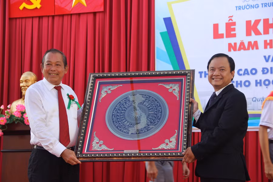 Phó Thủ tướng Trương Hòa Bình tặng quà nhân dịp khai giảng cho trường THPT Võ Văn Kiệt