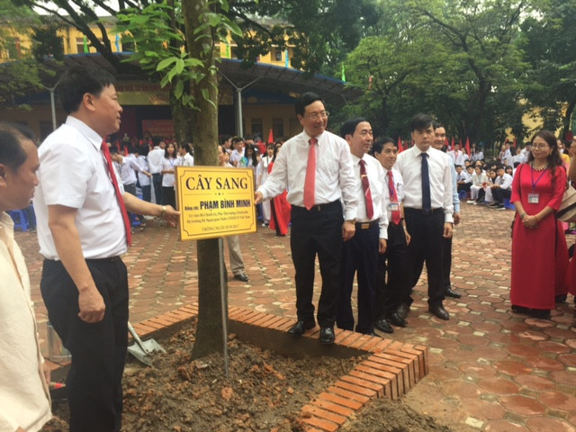 Phó Thủ tướng trồng cây lưu niệm trên sân trường THPT Lương Ngọc Quyến