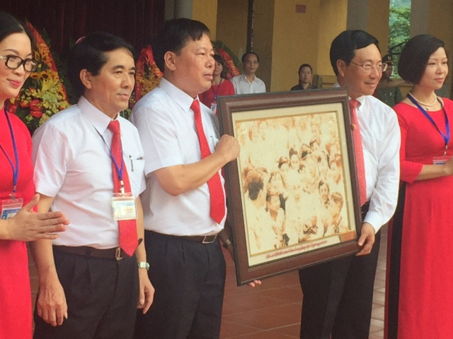 Phó Thủ tướng Phạm Bình Minh tặng quà lưu niệm cho nhà trường