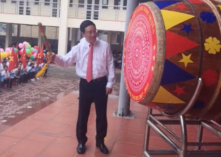 Phó Thủ tướng Chính phủ, Bộ trưởng Bộ Ngoại giao Phạm Bình Minh đánh trống khai giảng năm học mới