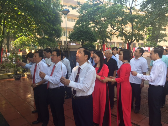 Phó Thủ tướng Chính phủ Phạm Bình Minh cùng các đại biểu dâng hương tại đền thờ Bác Hồ