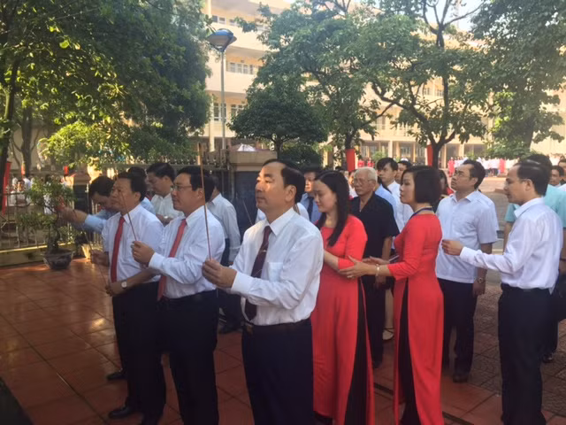 Phó Thủ tướng Chính phủ Phạm Bình Minh cùng các đại biểu dâng hương tại đền thờ Bác Hồ