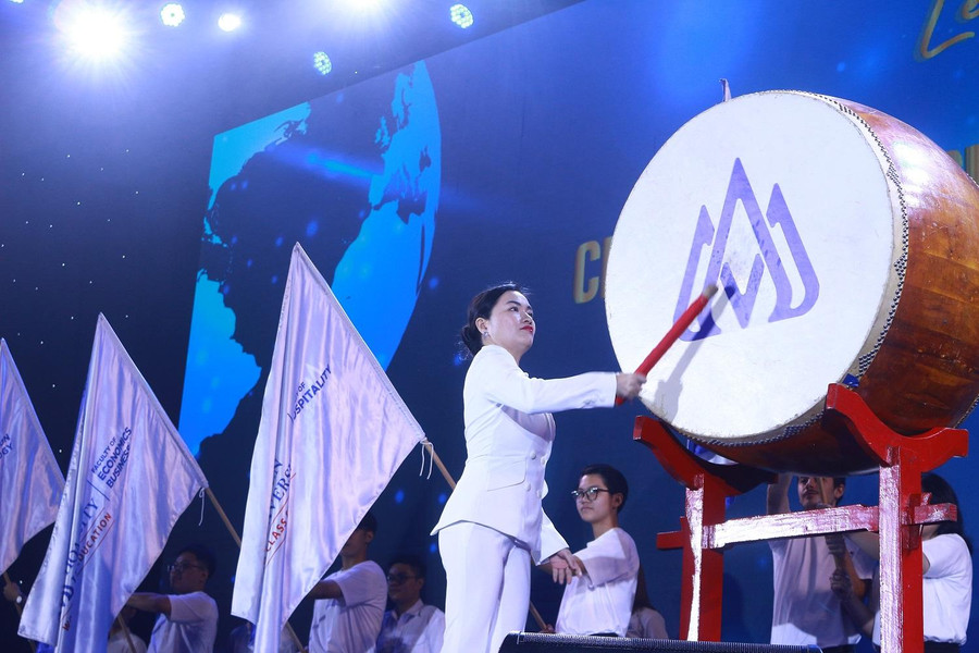 PGS.TS Võ Thị Ngọc Thúy, Hiệu trưởng Trường Đại học Hoa Sen đánh trống khai giảng năm học mới. PGS.TS Võ Thị Ngọc Thúy, Hiệu trưởng Trường Đại học Hoa Sen đánh trống khai giảng năm học mới.