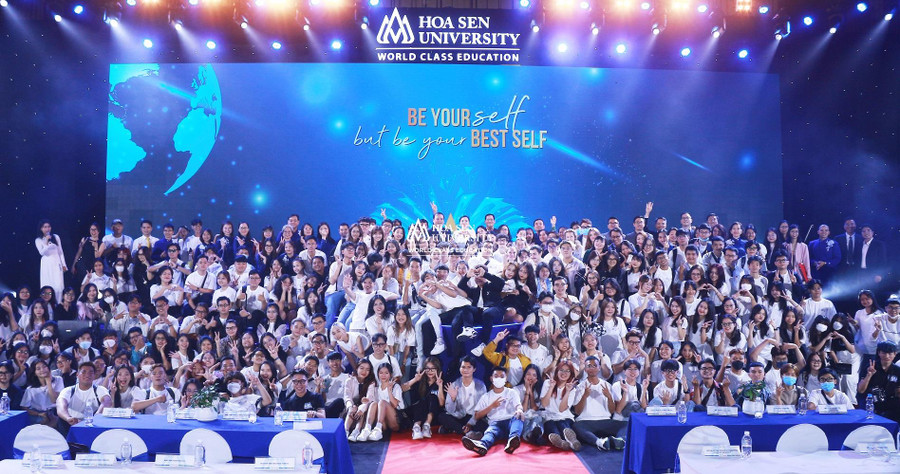 Đại diện cho các tân sinh viên và đại biểu hòa trong không khí tươi vui của năm học mới. Đại diện cho các tân sinh viên và đại biểu hòa trong không khí tươi vui của năm học mới.