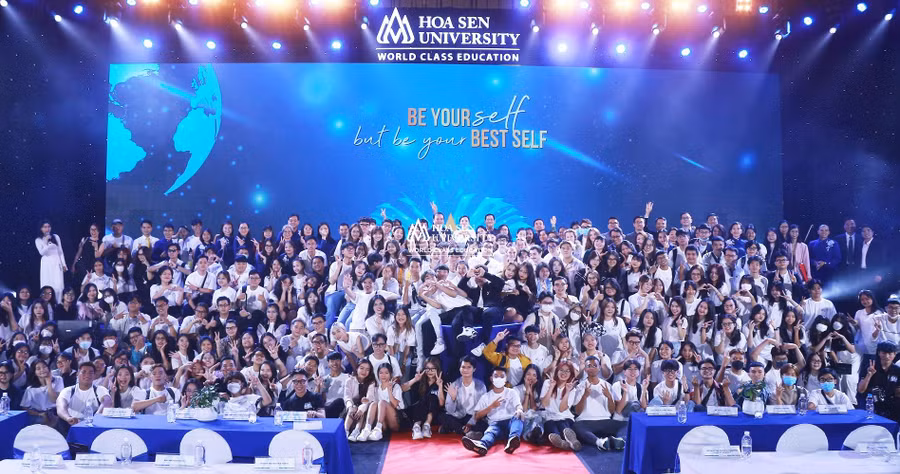 Đại diện cho các tân sinh viên và đại biểu hòa trong không khí tươi vui của năm học mới.