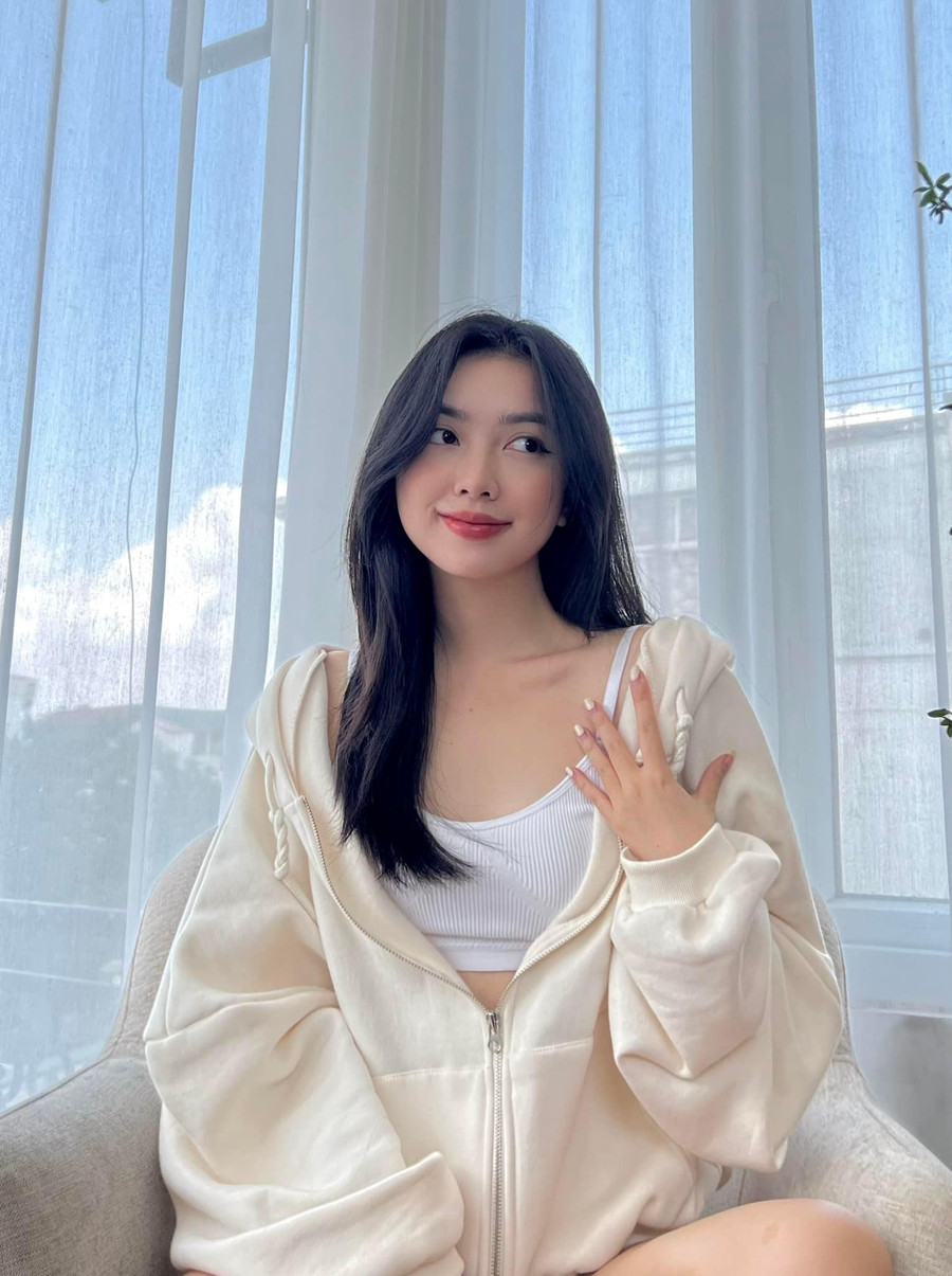 Cô nàng được khen ngợi bởi khá khéo trong việc bếp núc. Cô nàng được khen ngợi bởi khá khéo trong việc bếp núc.