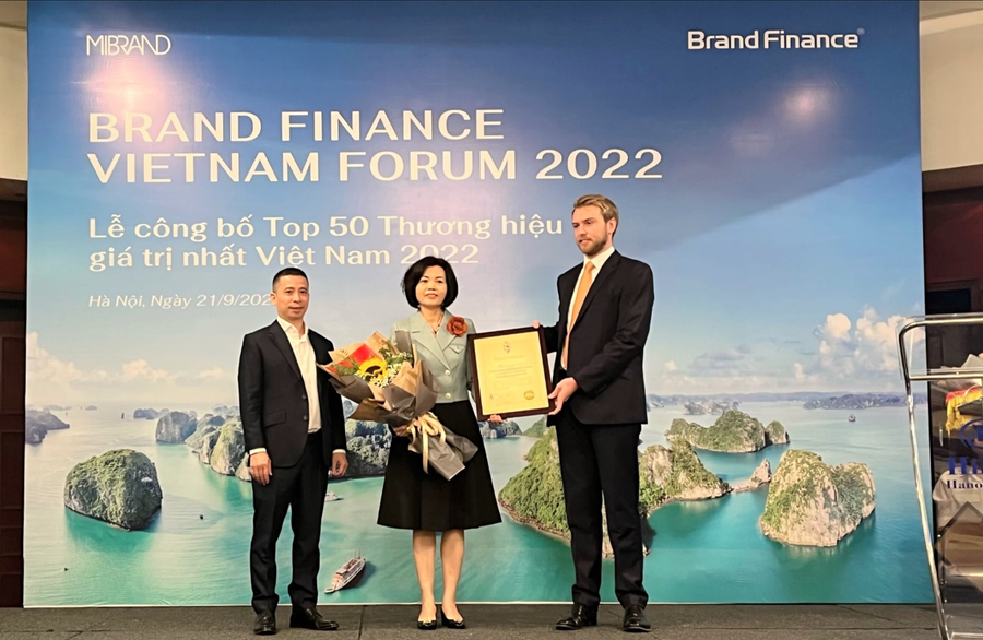 Đại diện Brand Finance trao chứng nhận “Vinamilk - Thương hiệu sữa lớn thứ 6 thế giới” cho Bà Bùi Thị Hương – Giám đốc Điều hành Vinamilk Đại diện Brand Finance trao chứng nhận “Vinamilk - Thương hiệu sữa lớn thứ 6 thế giới” cho Bà Bùi Thị Hương – Giám đốc Điều hành Vinamilk