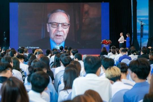 GS Thomas Patterson – Chủ tịch Hội đồng Cố vấn Quốc tế chia sẻ tại buổi công bố thông qua nền tảng họp trực tuyến