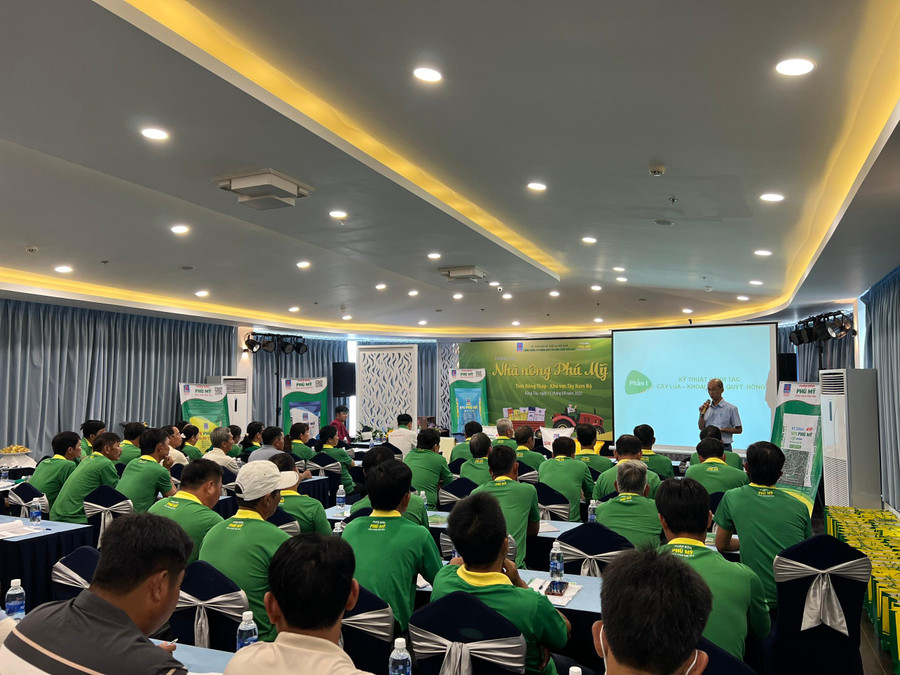 Bà con lắng nghe chia sẻ về kỹ thuật sử dụng phân bón Phú Mỹ đúng cách, hiệu quả, tiết kiệm và phòng trừ sâu bệnh hại trên các loại cây trồng. Bà con lắng nghe chia sẻ về kỹ thuật sử dụng phân bón Phú Mỹ đúng cách, hiệu quả, tiết kiệm và phòng trừ sâu bệnh hại trên các loại cây trồng.