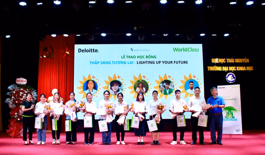 Học sinh sinh viên Thái Nguyên vinh dự nhận học bổng Thắp sáng Tương lai.