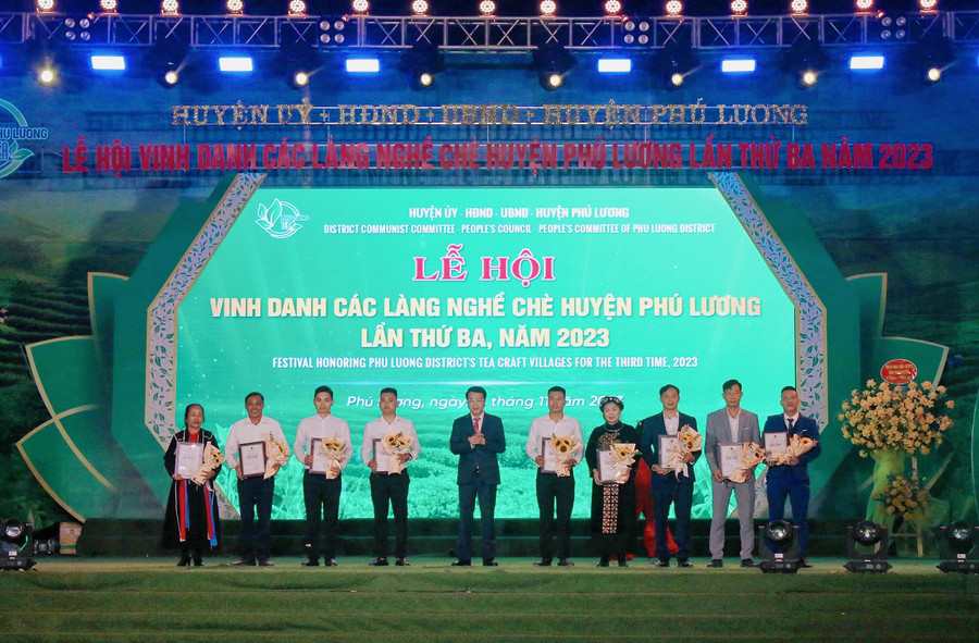 Ông Nguyễn Thanh Bình, Phó Chủ tịch UBND tỉnh trao chứng nhận cho 9 sản phẩm OCOOP trên địa bàn huyện Phú Lương.