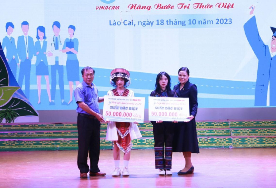 Bên cạnh suất học bổng trị giá 15 triệu đồng, sinh viên Sào Thó Phe (thứ 2 từ phải sang) còn nhận suất học bổng đặc biệt trị giá 50 triệu đồng trong suốt 4 năm học từ Quỹ Khuyến học Vinacam – Công ty cổ phần tập đoàn Vinacam. Bên cạnh suất học bổng trị giá 15 triệu đồng, sinh viên Sào Thó Phe (thứ 2 từ phải sang) còn nhận suất học bổng đặc biệt trị giá 50 triệu đồng trong suốt 4 năm học từ Quỹ Khuyến học Vinacam – Công ty cổ phần tập đoàn Vinacam.