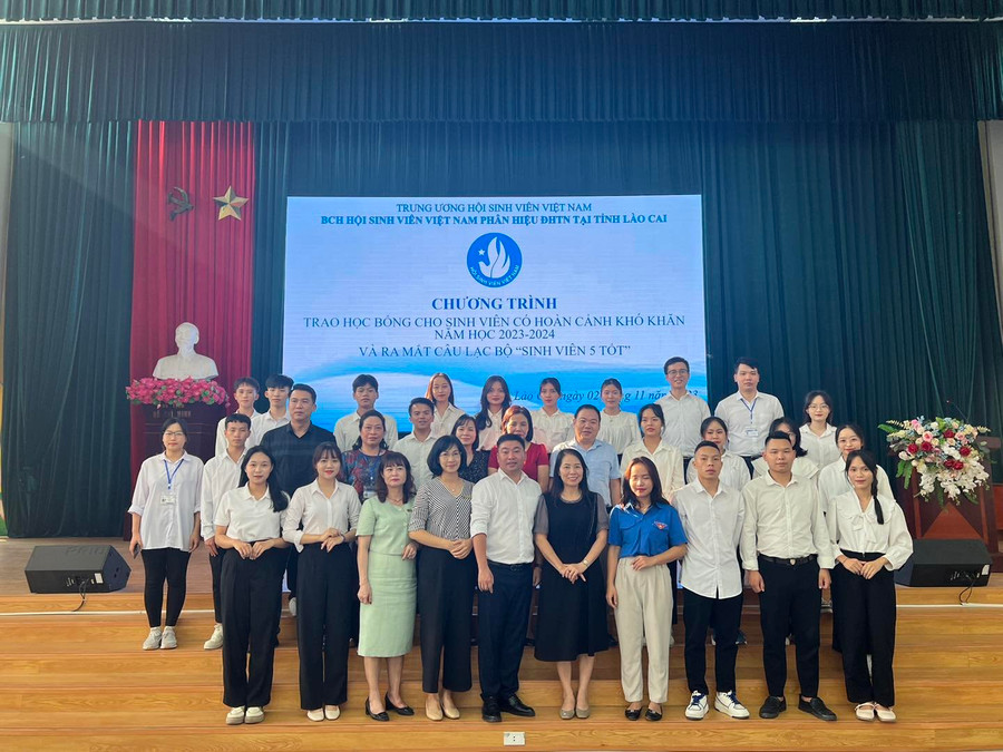 Phân hiệu ĐHTN tại tỉnh Lào Cai luôn sẵn sàng đồng hành, hỗ trợ các sinh viên DTTS, sinh viên có hoàn cảnh khó khăn. Phân hiệu ĐHTN tại tỉnh Lào Cai luôn sẵn sàng đồng hành, hỗ trợ các sinh viên DTTS, sinh viên có hoàn cảnh khó khăn.