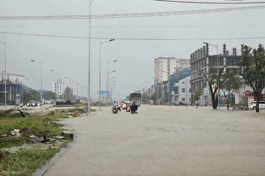 Đường 72m thi công dang dở nhiều năm nay đã trở thành điểm ngập úng thường xuyên trên địa bàn TP Vinh. (Ảnh: CTV)