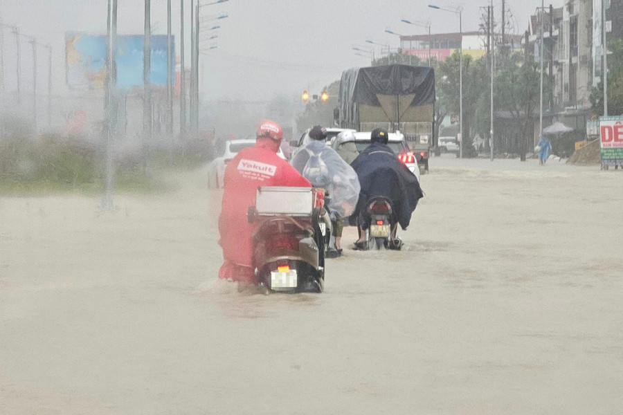 Nhiều xe bị chết máy, người dân phải dắt xe lội nước trên con đường này. (Ảnh: CTV)