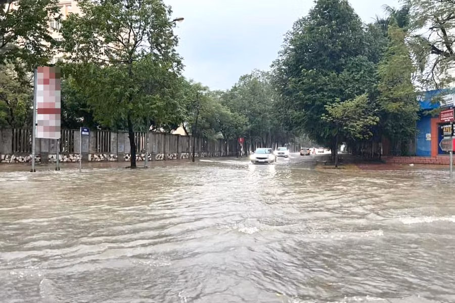 Nút giao đường Duy Tân - Lê Hoàn ngập sâu sau trận mưa lớn. (Ảnh: CTV)