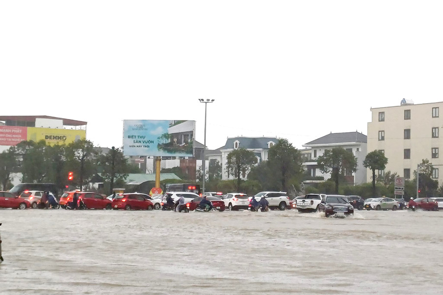 Các phương tiện ùn tắc kéo dài trên đại lộ Lê Nin. (Ảnh: Phạm Tâm)