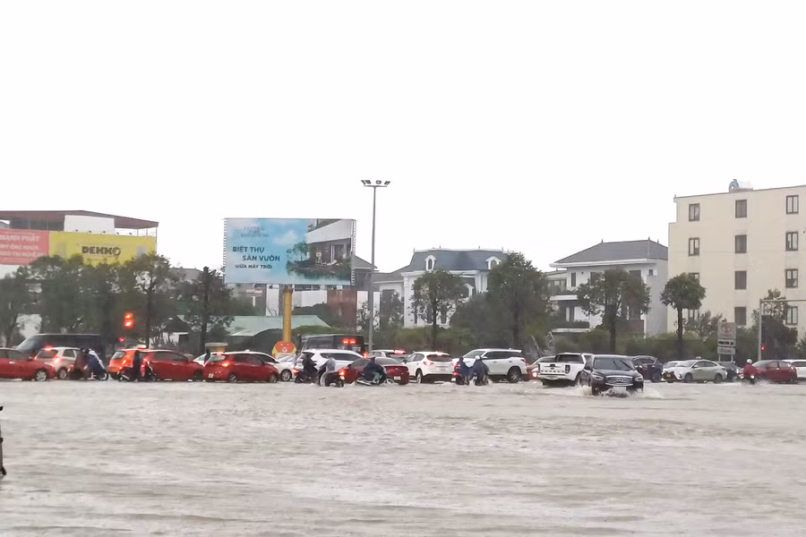 Các phương tiện ùn tắc kéo dài trên đại lộ Lê Nin. (Ảnh: Phạm Tâm)