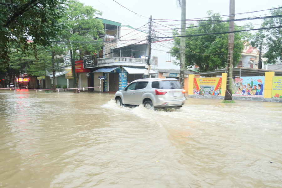 Đường Đinh Công Tráng bị ngập sâu khiến cơ quan chức năng phải căng dây cảnh báo. (Ảnh: CTV)