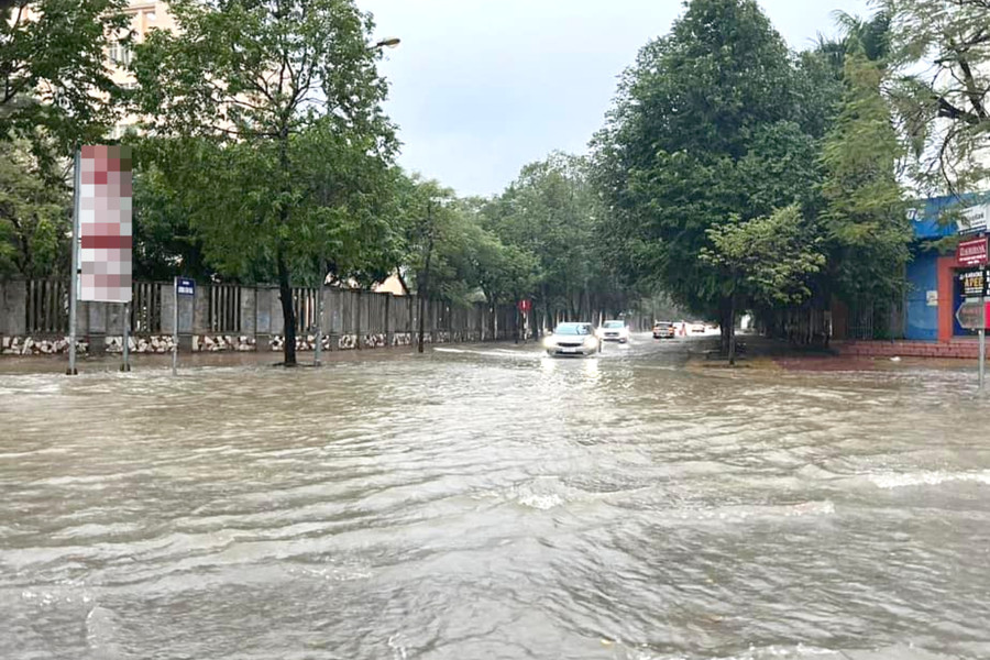Nút giao đường Duy Tân - Lê Hoàn ngập sâu sau trận mưa lớn. (Ảnh: CTV)