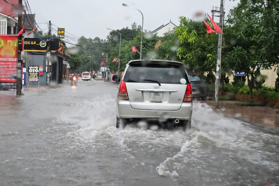 Đường Hoàng Phan Thái bị ngập cục bộ tại nút giao với đại lộ Lê Nin. (Ảnh: Phạm Tâm)