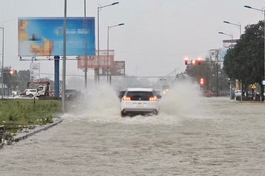 Ô tô rẽ sóng trên ngã tư đại lộ Lê Nin giao đường 72m. (Ảnh: CTV)