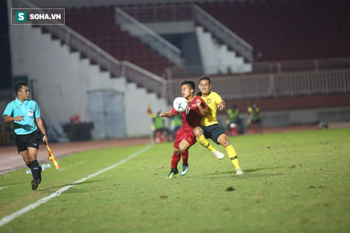 Trận đấu diễn ra với tốc độ nhanh, không thiếu những pha tranh chấp mạnh mẽ.