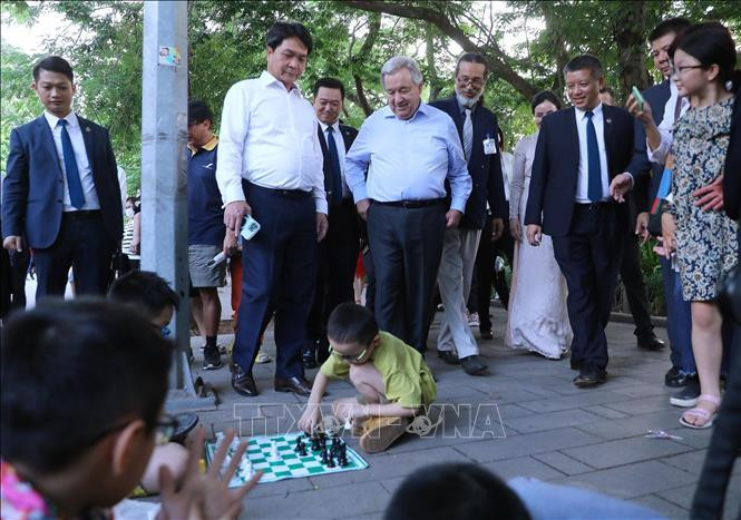 Tổng Thư ký Liên Hợp Quốc António Guterres xem trẻ em chơi cờ vua ở không gian phố đi bộ hồ Hoàn Kiếm. Ảnh: TTXVN. Tổng Thư ký Liên Hợp Quốc António Guterres xem trẻ em chơi cờ vua ở không gian phố đi bộ hồ Hoàn Kiếm. Ảnh: TTXVN.